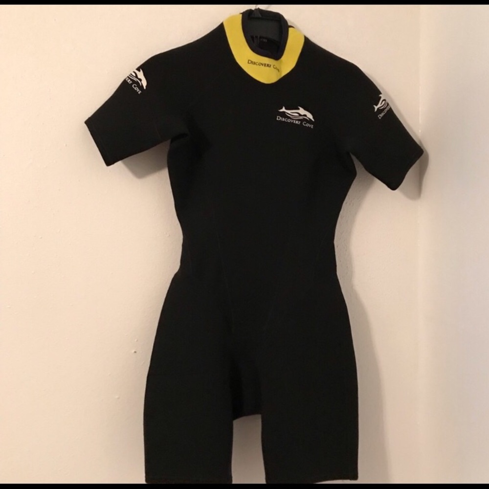 Size 8 wetsuit. Perfect condition